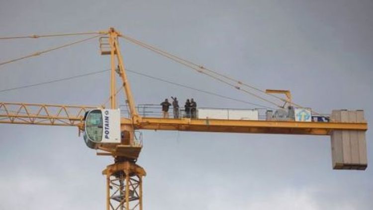 Crane operator fired for refusing high wind working