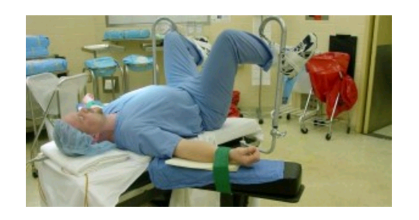 После тур мочевого. Пациент на операционном столе. Урологическое операционное кресло. Гинекологический стол для операций.